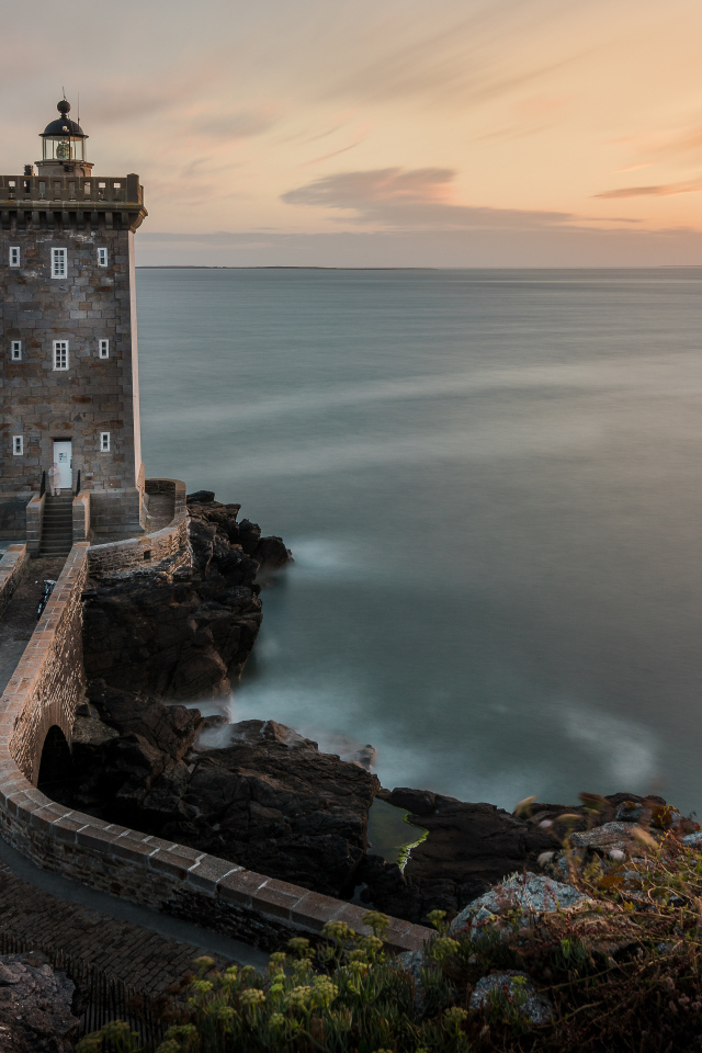 Старинный маяк на берегу моря, Франция