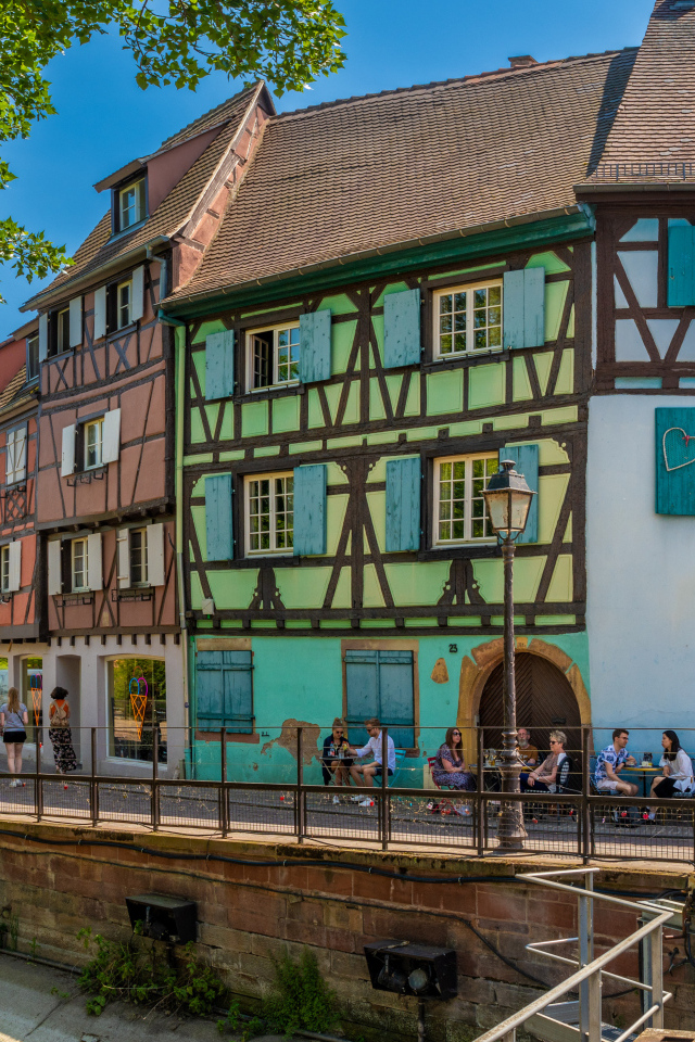 Красивые разноцветные дома у водного канала, Франция