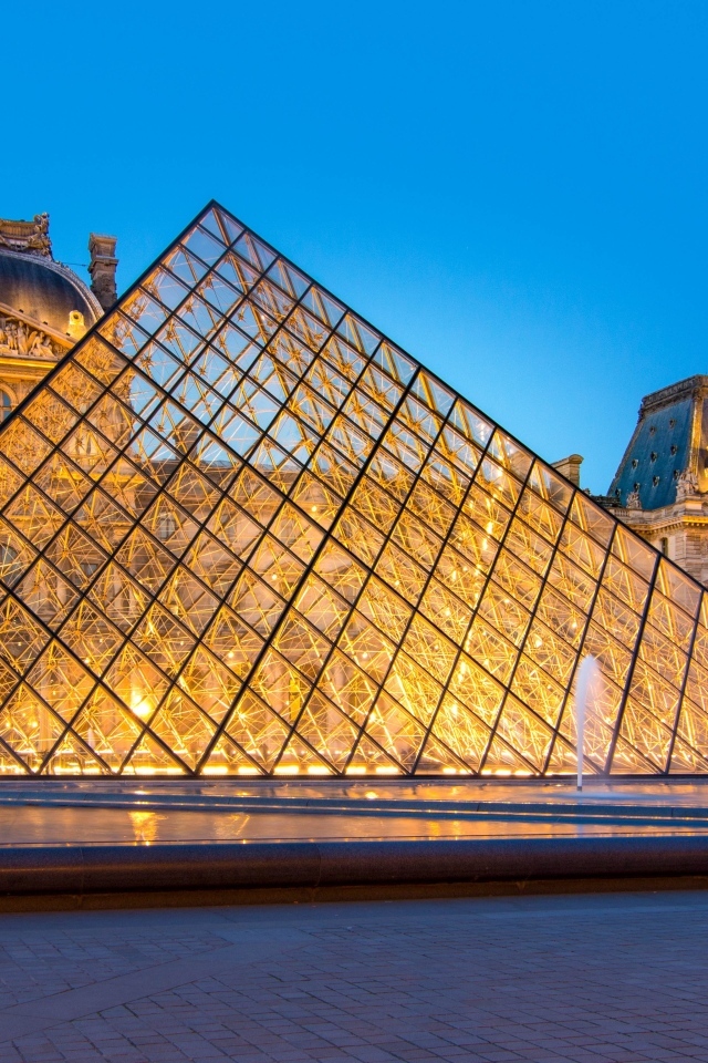 Красивая пирамида инсталляция у музея Лувр, Франция