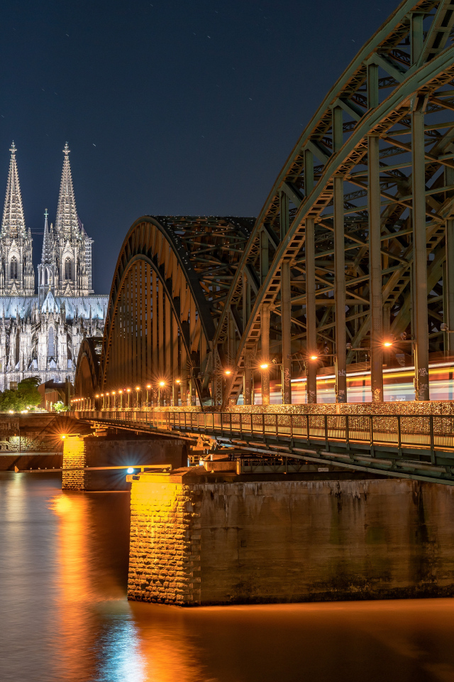 Мост через реку и замок в городе Кельн, Германия