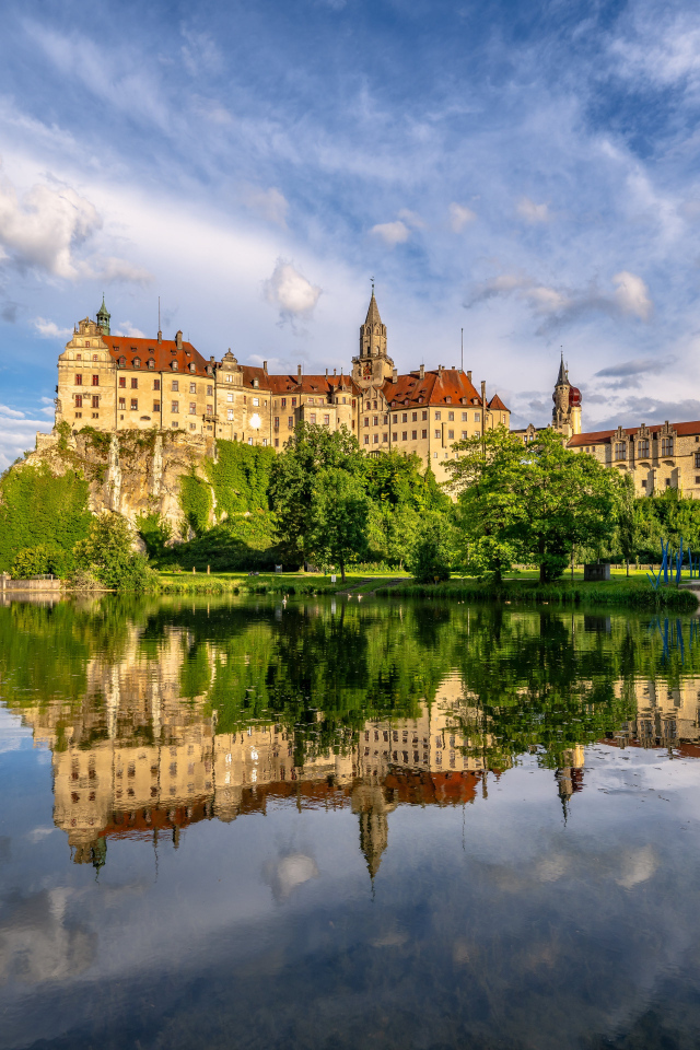 Замок Гогенцоллерн отражается в воде летом, Германия