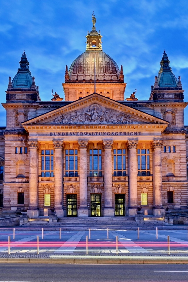 Большое старинное здание Лейпциг 