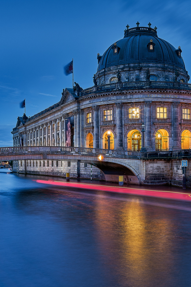 Старинный Музей Боде у воды, Берлин. Германия