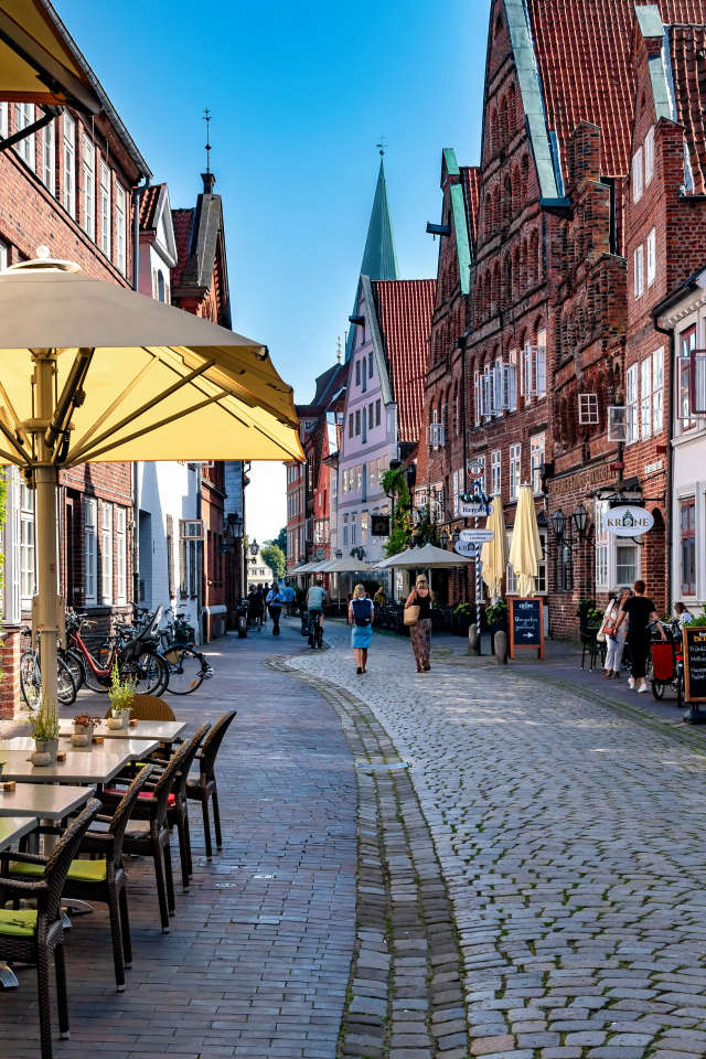 Старая улица с красивыми домами, Германия