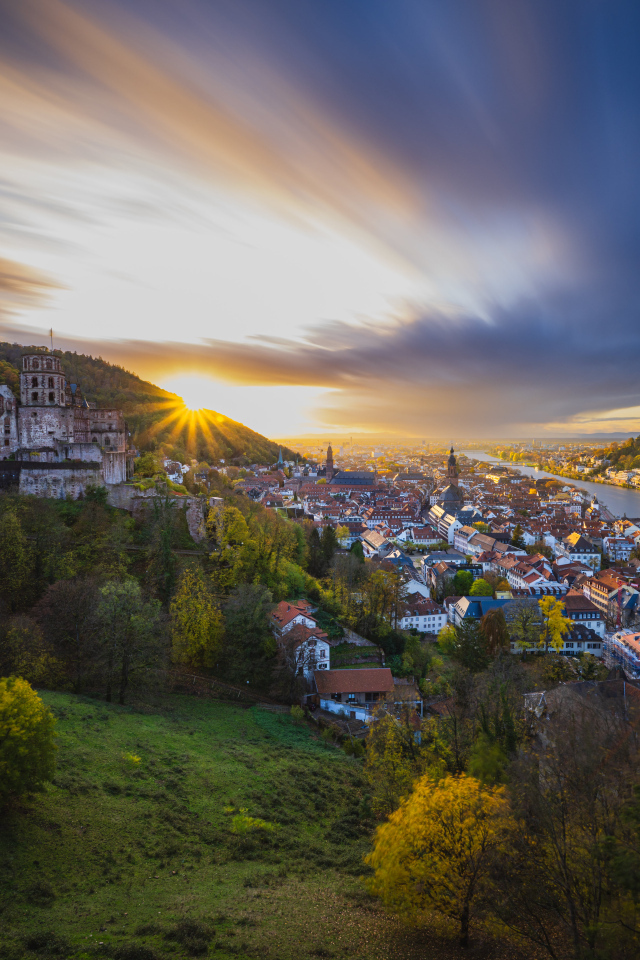 Вид сверху на город у реки на рассвете, Германия