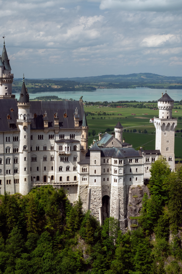 Вид на красивый старинный замок Нойшванштайн, Германия