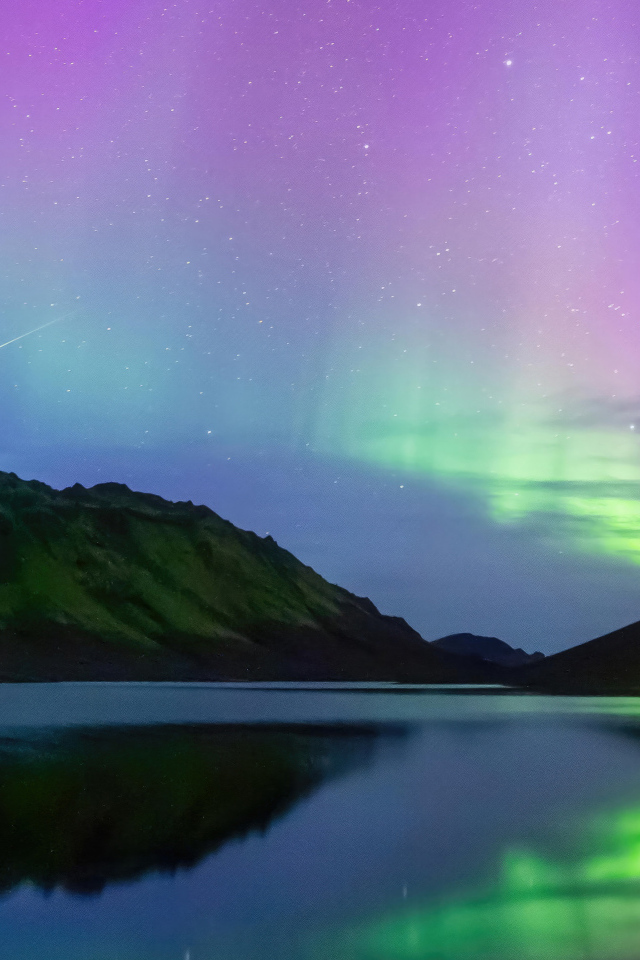 Красивое полярное сияние в небе над горами Исландии