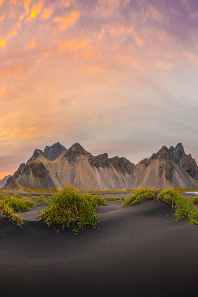 Красивый закат солнца над горами Исландии