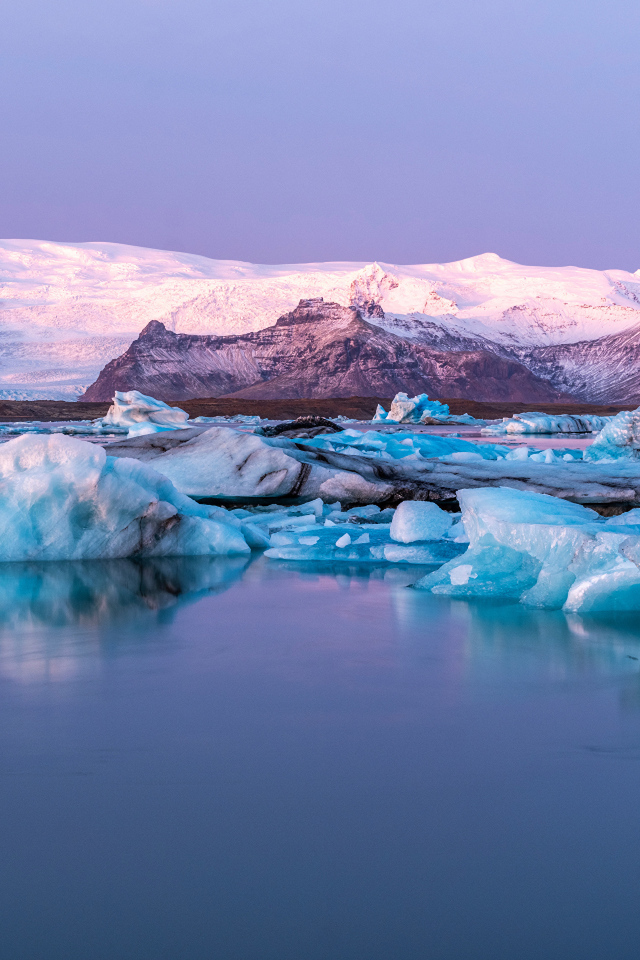 Голубые айсберги в воде у берегов Исландии