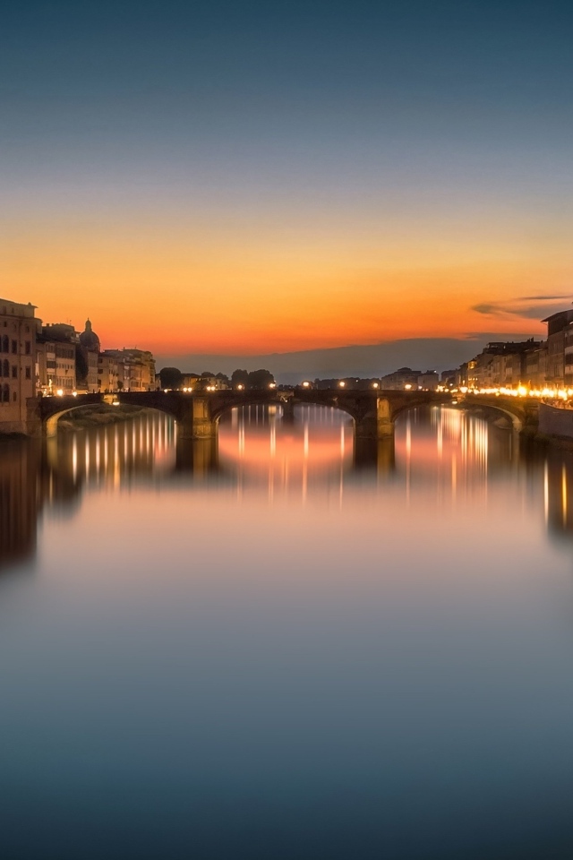 Красивый вид на дома и реку вечером, Италия