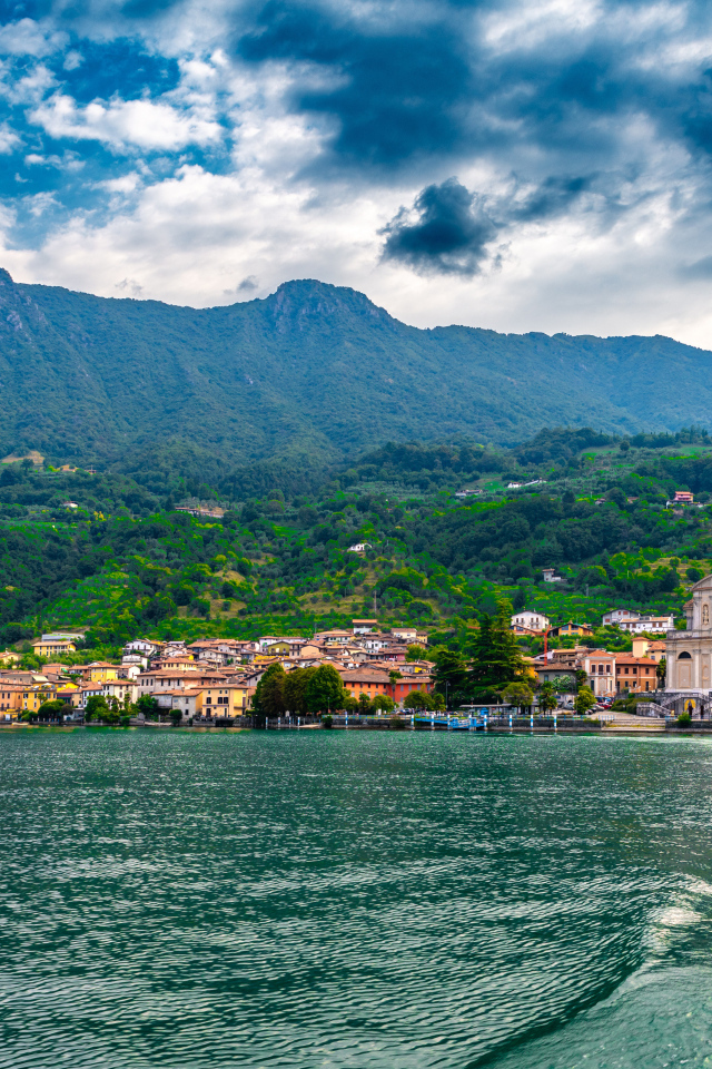 Красивый вид на озеро  и дома на берегу в горах, Италия
