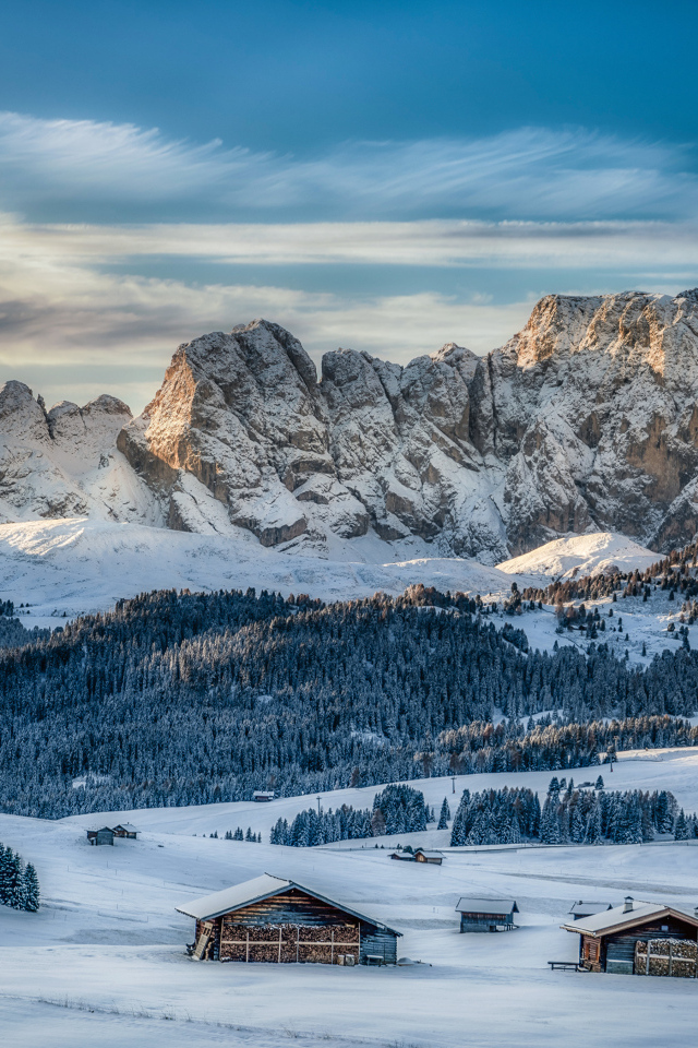 Доломитовые альпы покрытые снегом, Италия