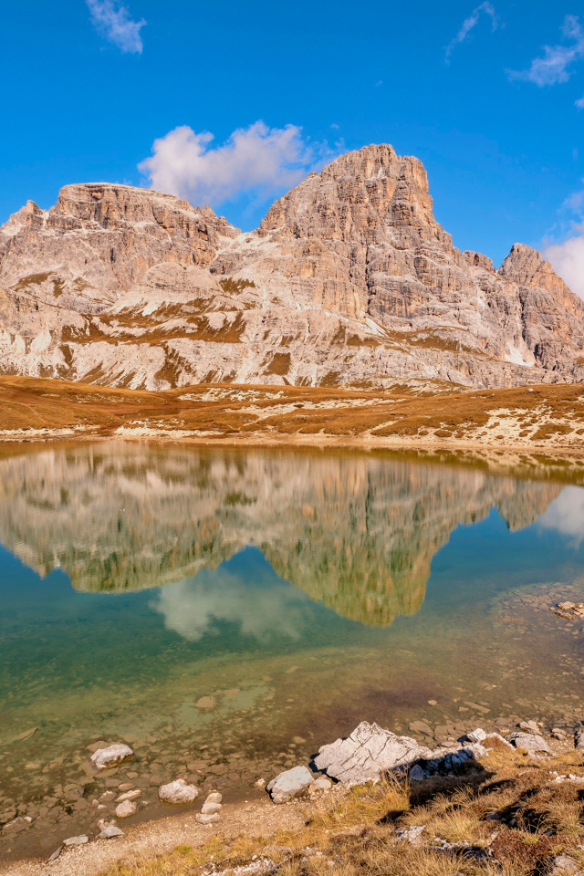 Скала отражается в воде, Италия