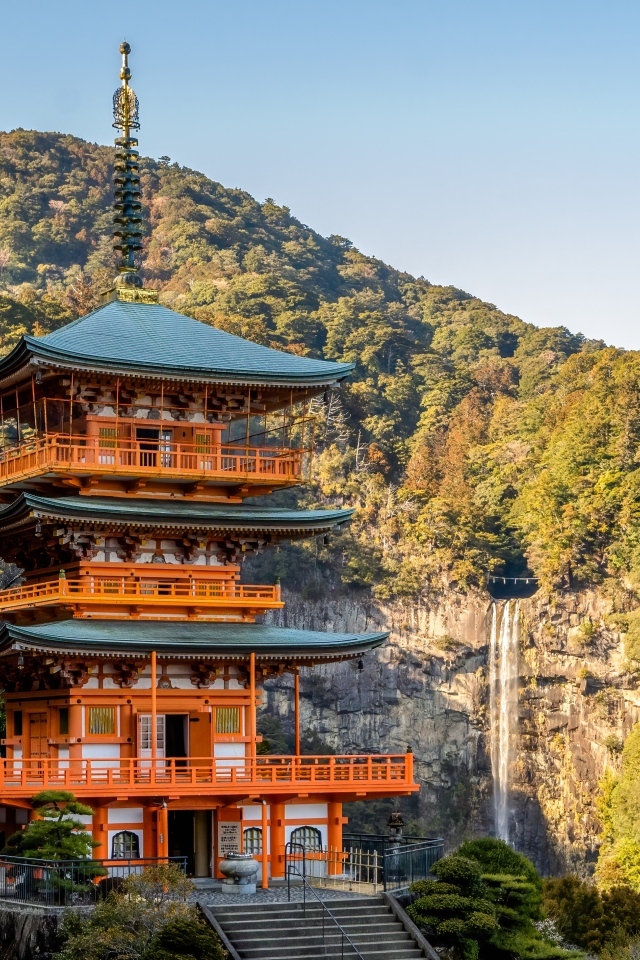 Красивое здание в горах, Япония