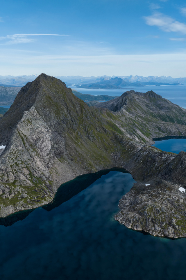 Высокие горы с голубым озером, Норвегия