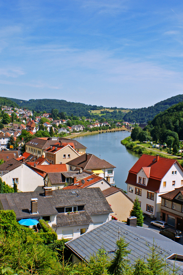 Дома у реки в городе Неккарштайнах, Германия