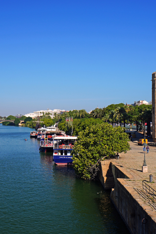 Старая башня на берегу водного канала, Испания