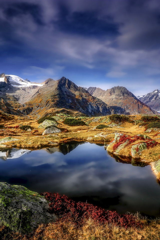 Озеро у подножия Швейцарских Альп