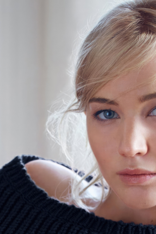 Внимательный взгляд актрисы Дженнифер Лоуренс