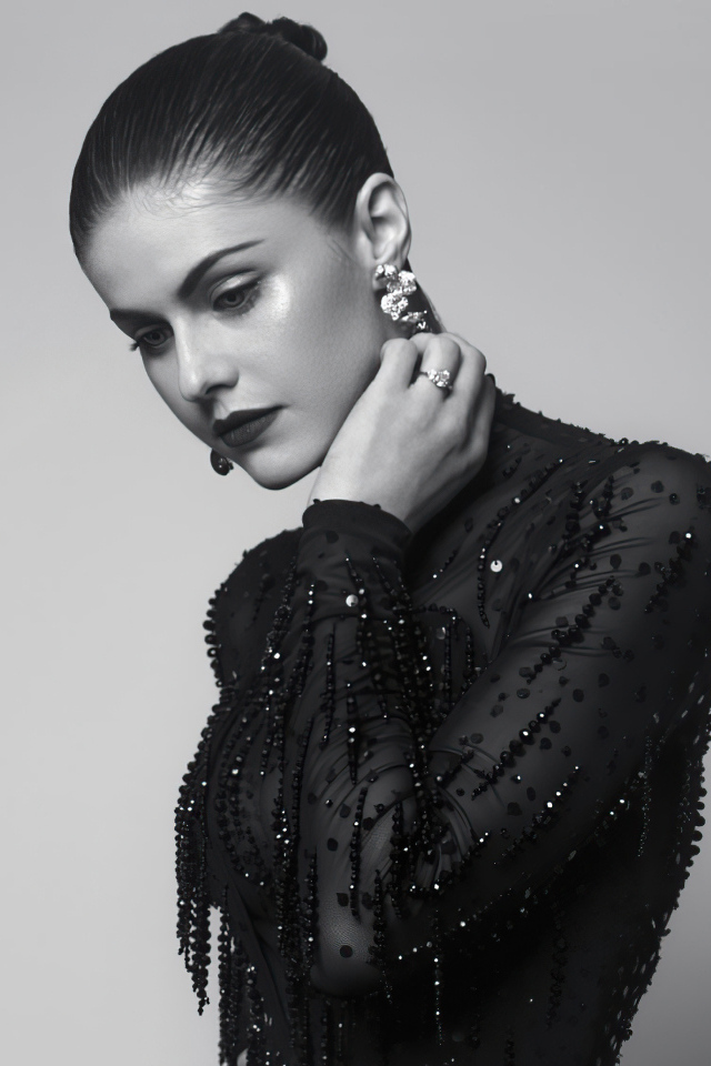 Актриса Александра Даддарио в черном платье на сером фоне