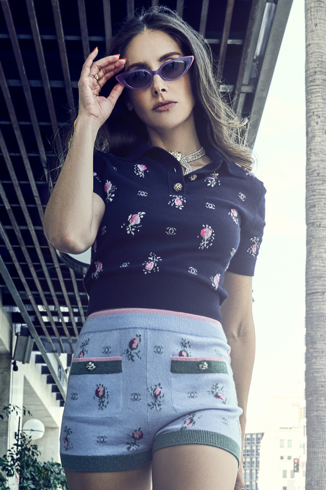 Актриса Элисон Бри в солнечных очках