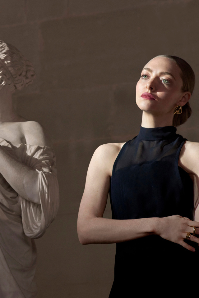 Актриса Аманда Сайфред в черном платье у статуи