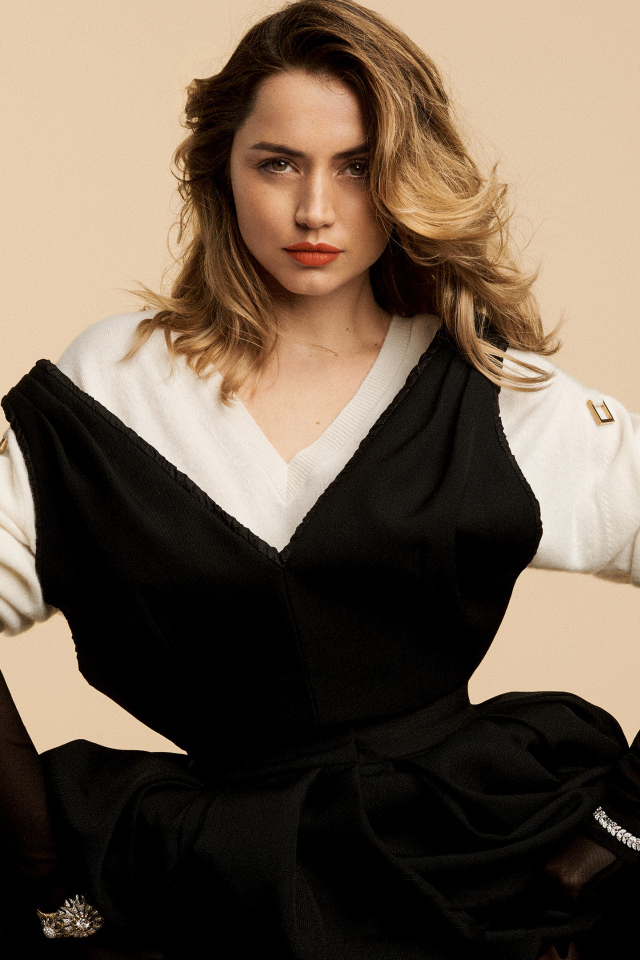 Актриса Ана де Армас в черном платье