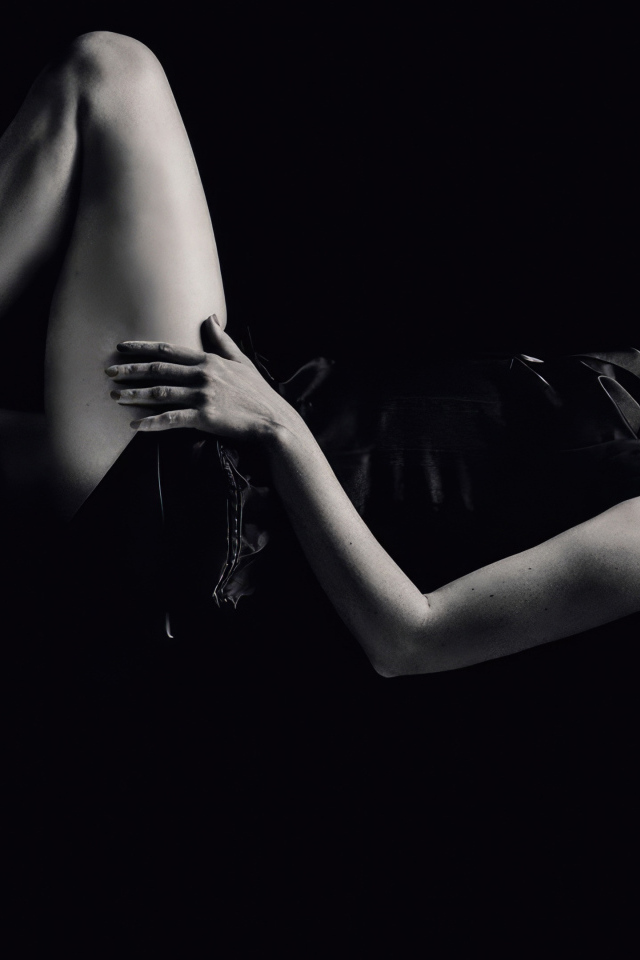 Актриса Ана де Армас лежит на черном фоне