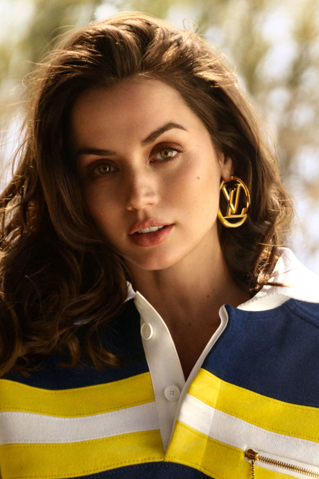 Актриса Ана де Армас с красивыми сережками