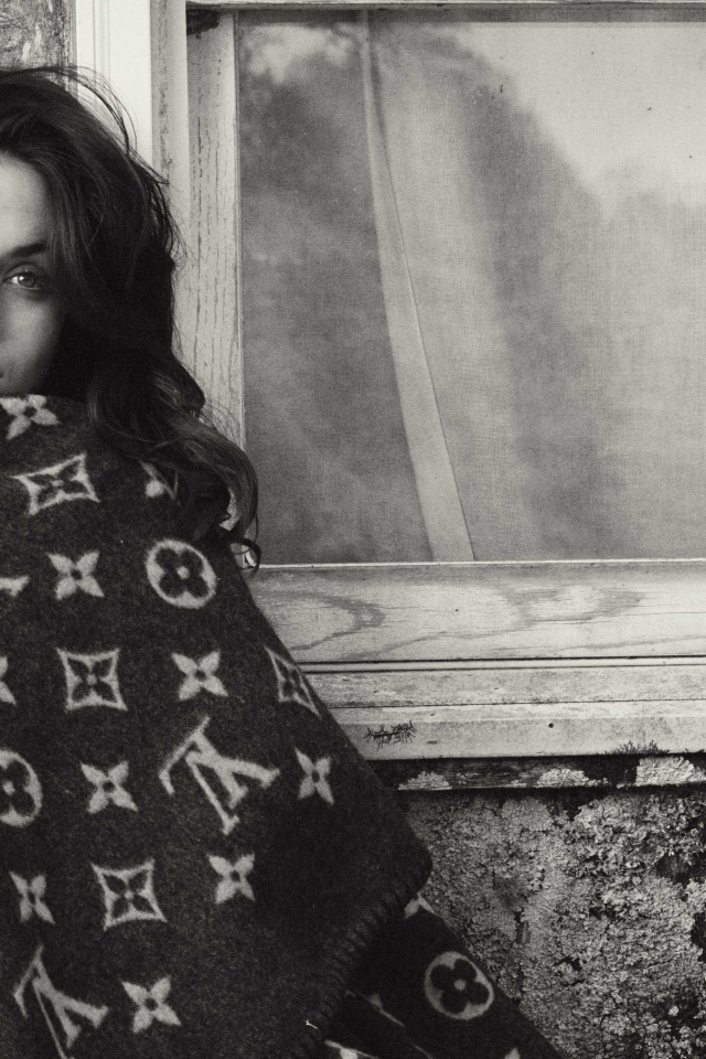 Актриса Ана де Армас укуталась пледом