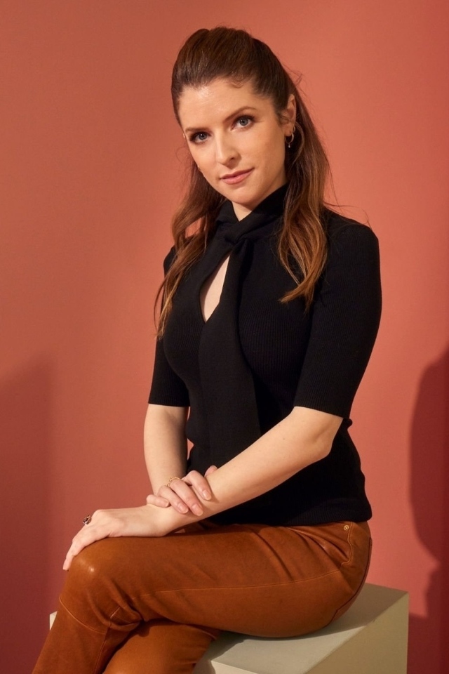 Актриса Анна Кендрик сидит на кубе