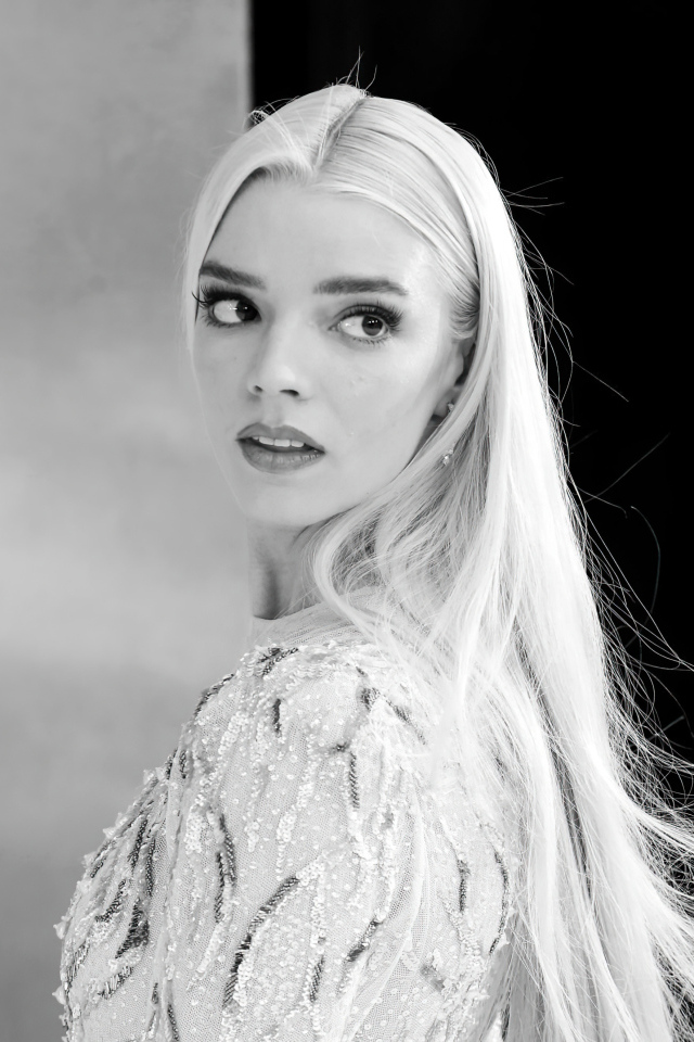 Актриса Аня Тейлор-Джой черно-белое фото