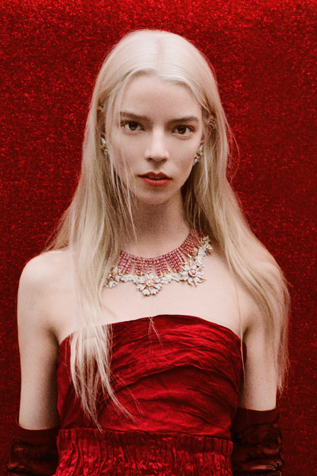 Актриса Аня Тейлор-Джой на красном фоне