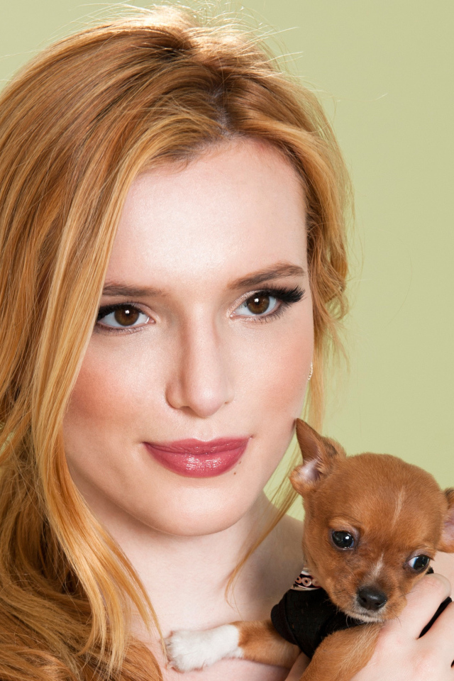 Актриса Белла Торн с маленькой собачкой