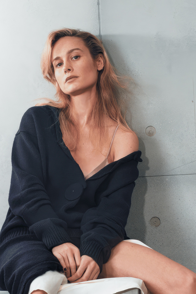 Актриса Бри Ларсон на фоне серой стены