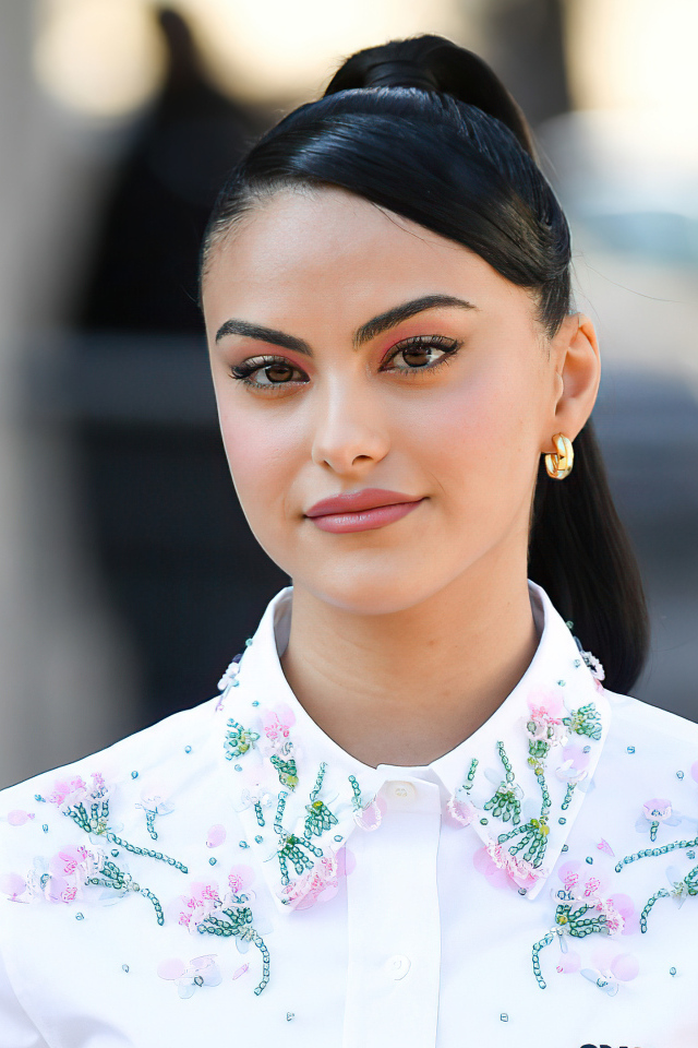 Актриса Камила Мендес в рубашке