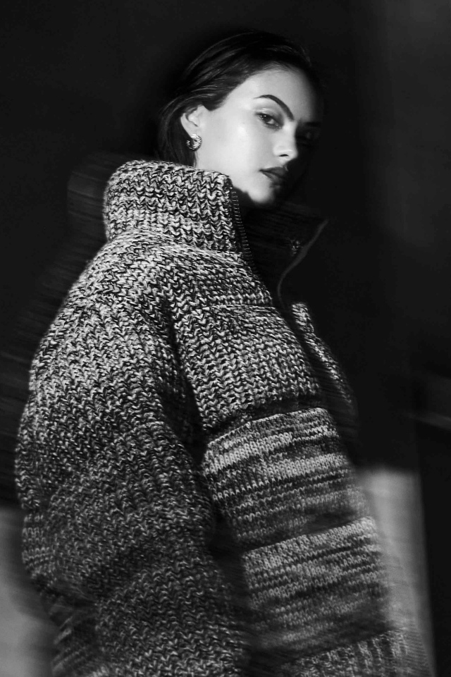 Актриса Камила Мендес в теплом свитере