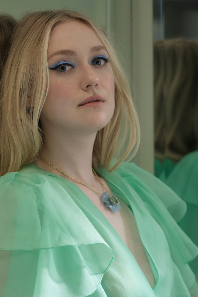 Актриса Дакота Фэннинг в зеленом платье