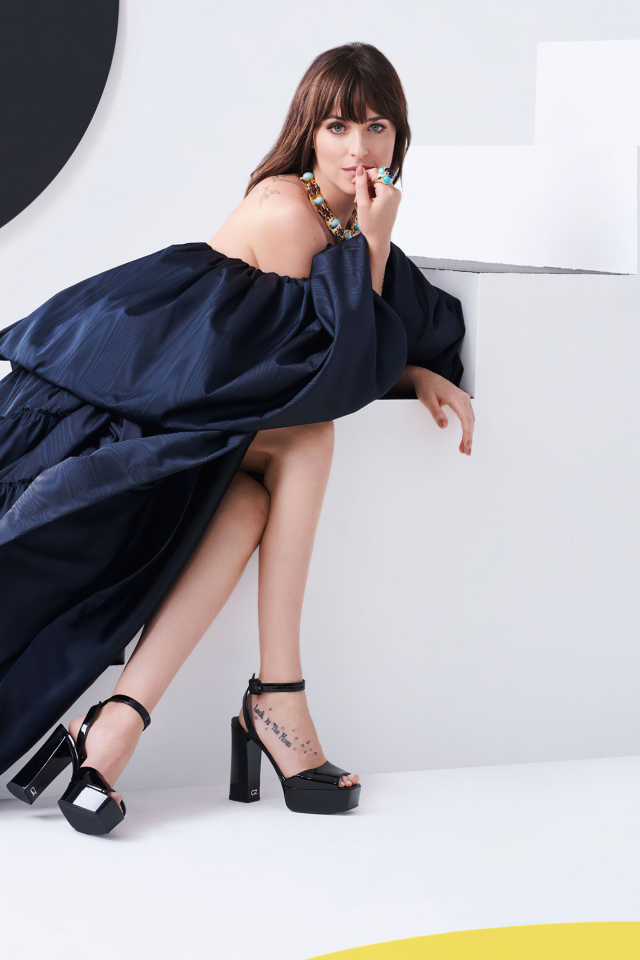 Актриса Дакота Джонсон в красивом черном платье