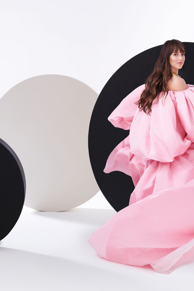 Актриса Дакота Джонсон в красивом розовом платье