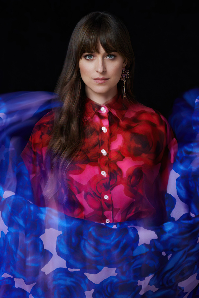 Актриса Дакота Джонсон на черном фоне