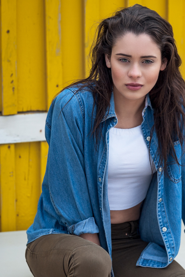 Актриса Даниэла Мелшиор в джинсовой куртке