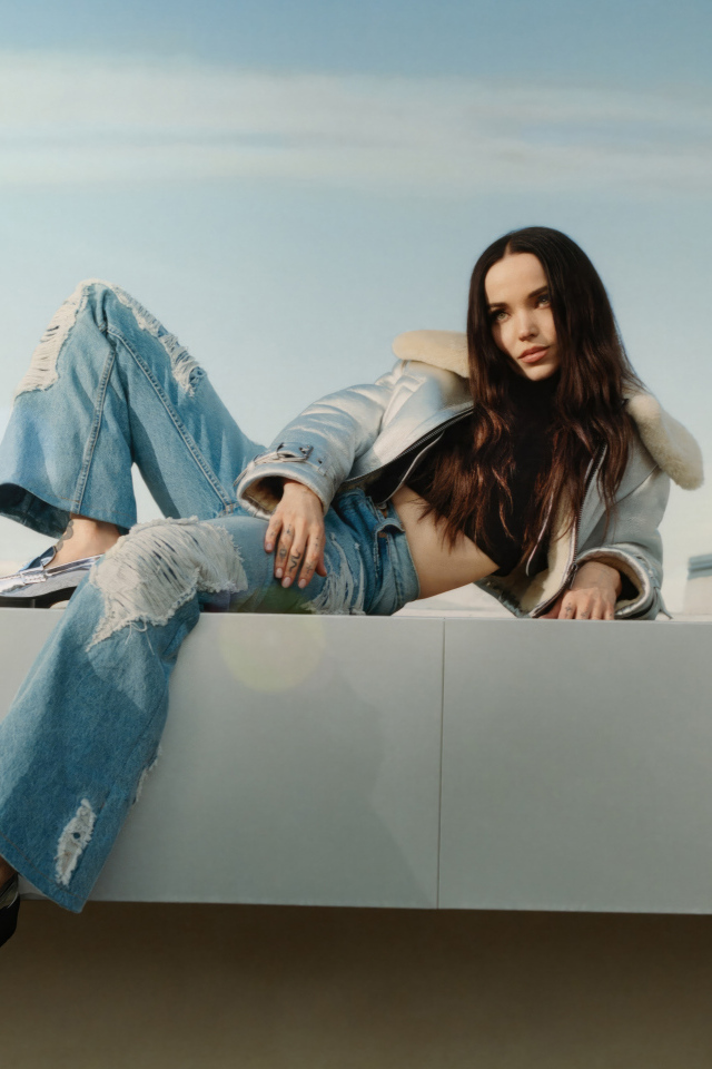 Актриса Дав Кэмерон в рваных джинсах