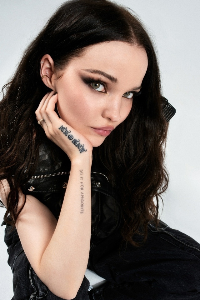 Актриса Дав Кэмерон с темными волосами