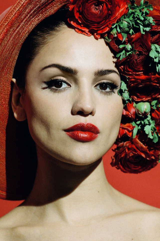 Актриса Эйса Гонсалес в шляпе с розами