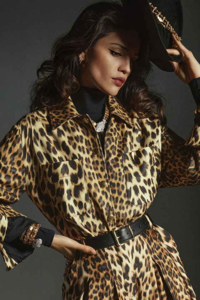 Актриса Эйса Гонсалес в леопардовом пальто