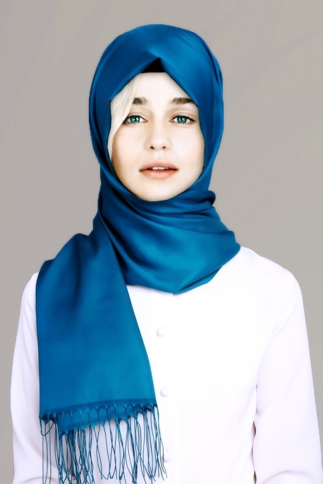 Актриса Эмилия Кларк в синем платке