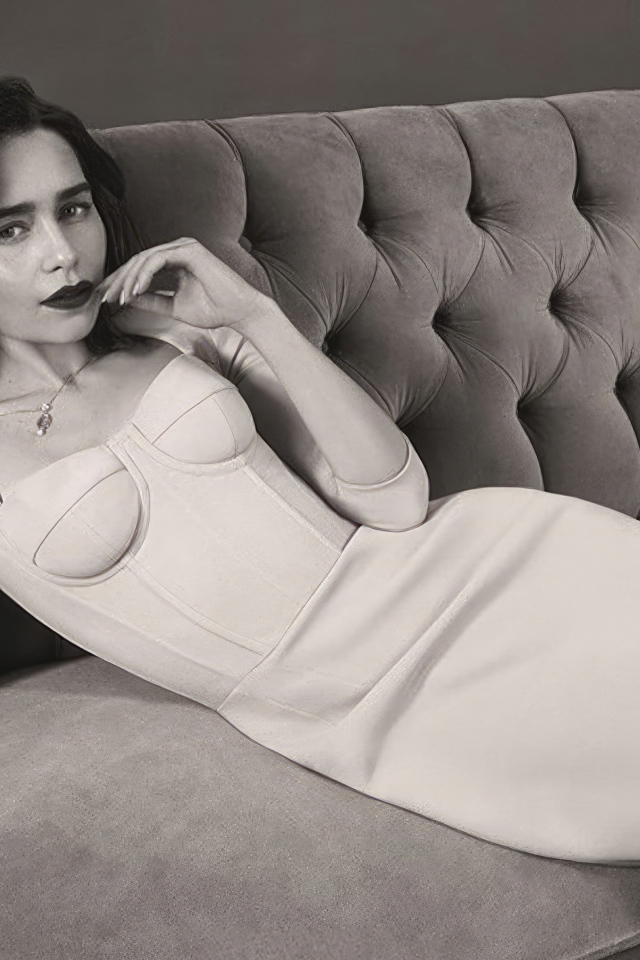 Актриса Эмилия Кларк в платье лежит на диване