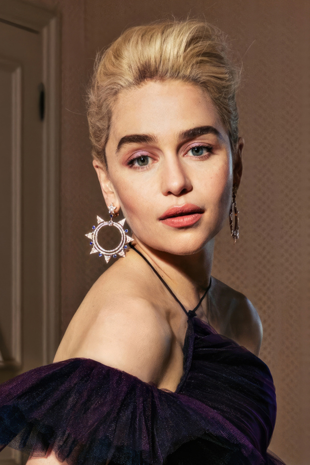 Актриса Эмилия Кларк стоит в комнате