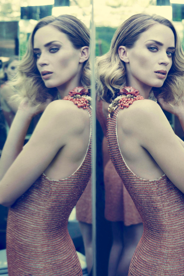 Актриса Эмили Блант отражается в зеркале